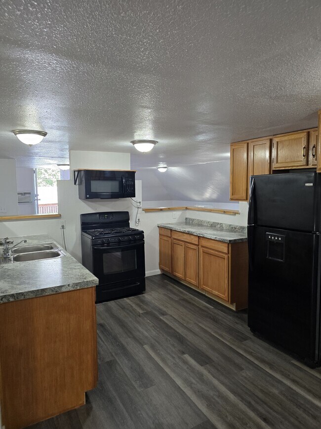 Kitchen - 2720 Cheyenne Ave