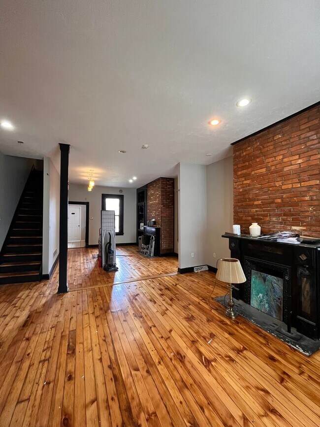 Building Photo - Large Home in ShadySide, Newly Rennovated!