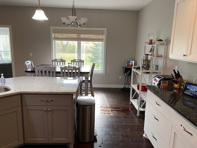 Kitchen - 923 Lake Forest Cir