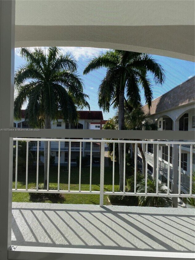 Primary Photo - 581 Blue Heron Dr