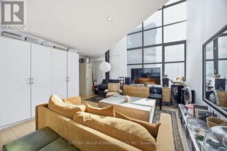 Building Photo - 1024 Queen St W