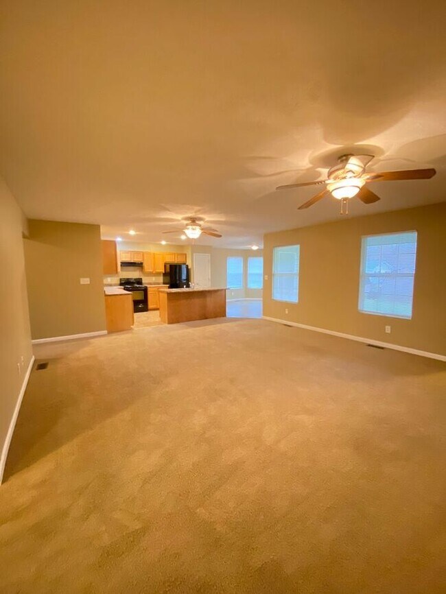 Foto del edificio - Open Concept 4 Bedroom Home & PETS WELCOME!!!