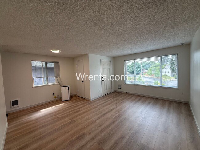 Building Photo - Charming Duplex Living – 3BR/2BA + Bonus Room & Garage