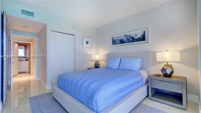 Foto del edificio - 6365 Collins Ave