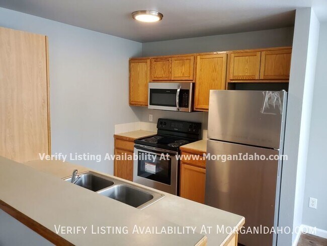 Building Photo - Premium flooring and lighting, stainless-s...