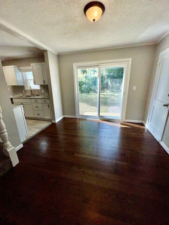 Foto del edificio - Coming Soon: Updated 4-Bedroom Bungalow wi...