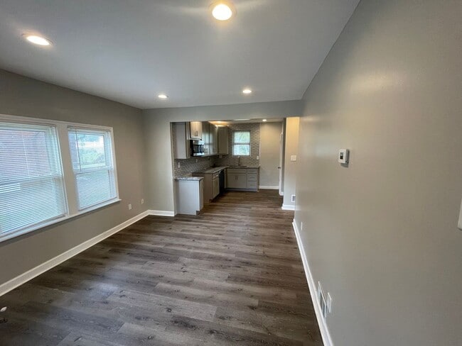 Foto del edificio - Rehabbed Spacious 2 BR/1BA House - Northwoods