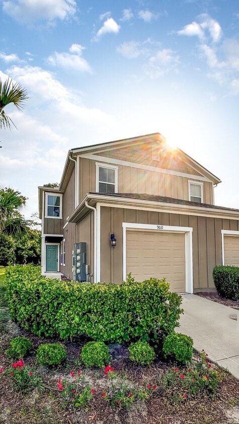 Foto principal - Townhome in the NEW community on Baymeadow...