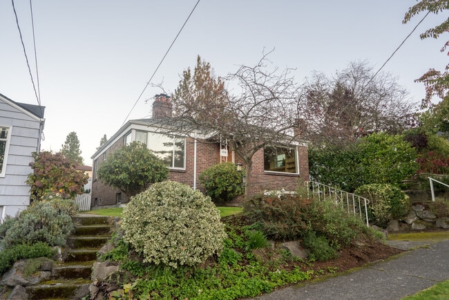 Building Photo - 4216 33rd Ave W
