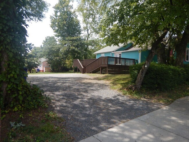 Building Photo - 3 Bedroom 2 Bath house on level lot. Pet Friendly
