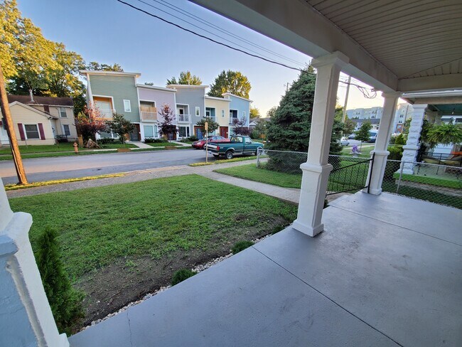Foto del edificio - 525 Lilly Ave