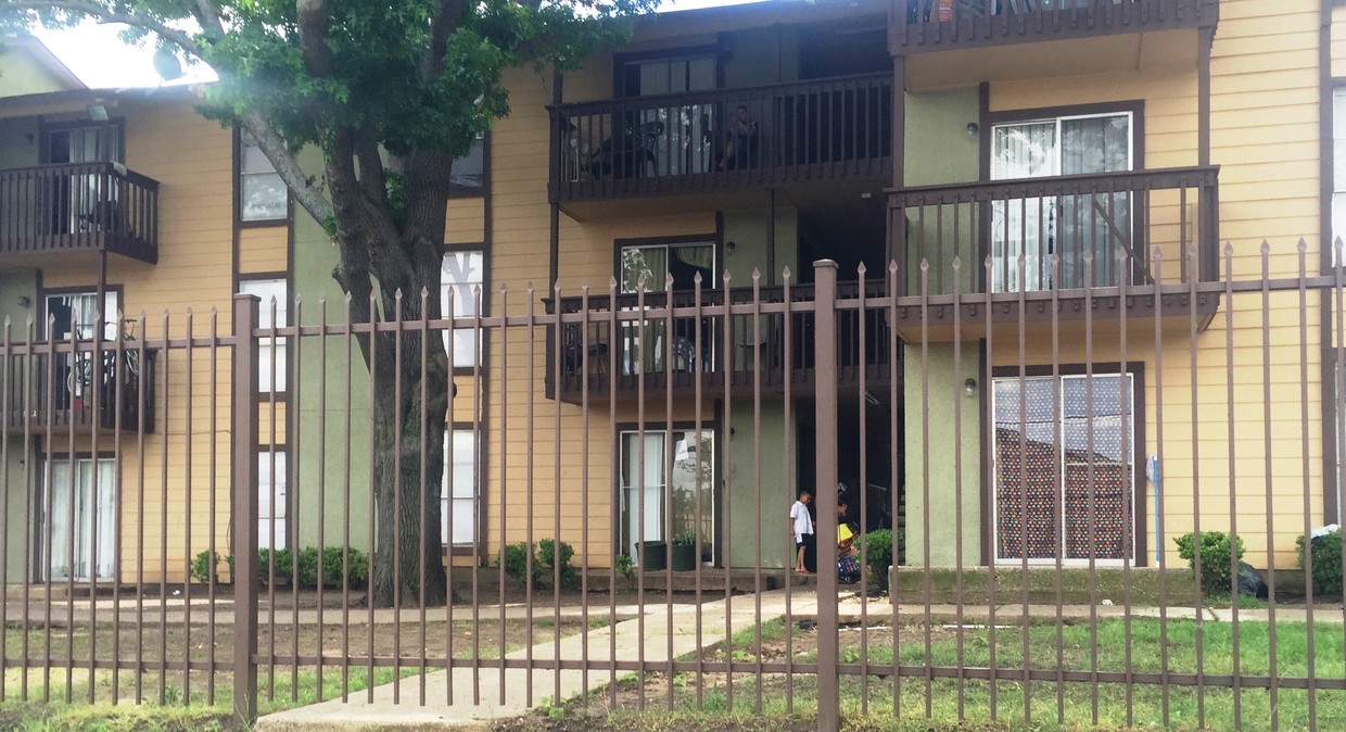 Primary Photo - Ramblewood Apartments I & II