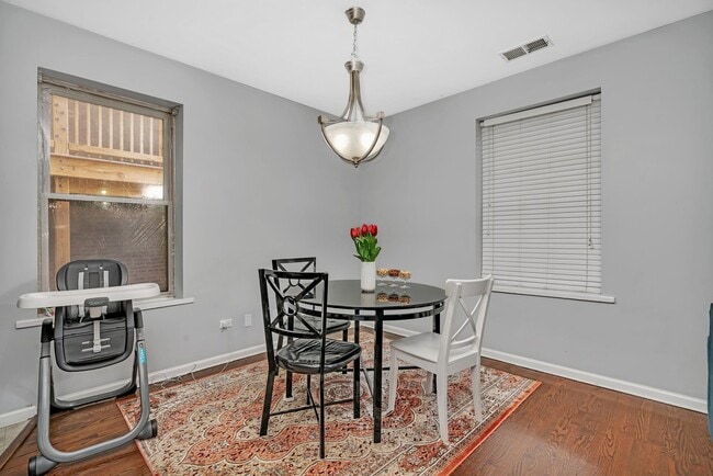 Building Photo - 1410 W Sunnyside Ave