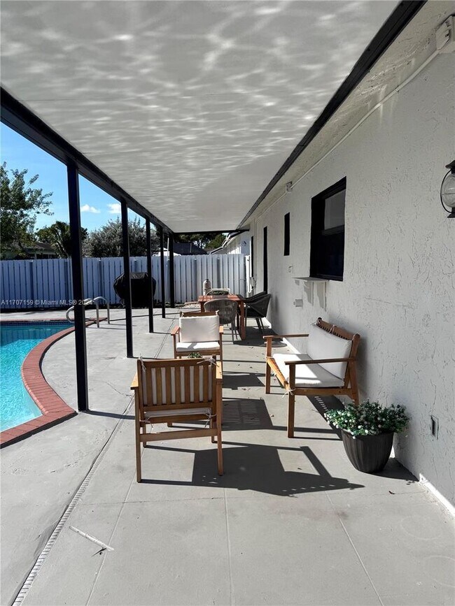 Foto del edificio - 11010 NW 24th Ct