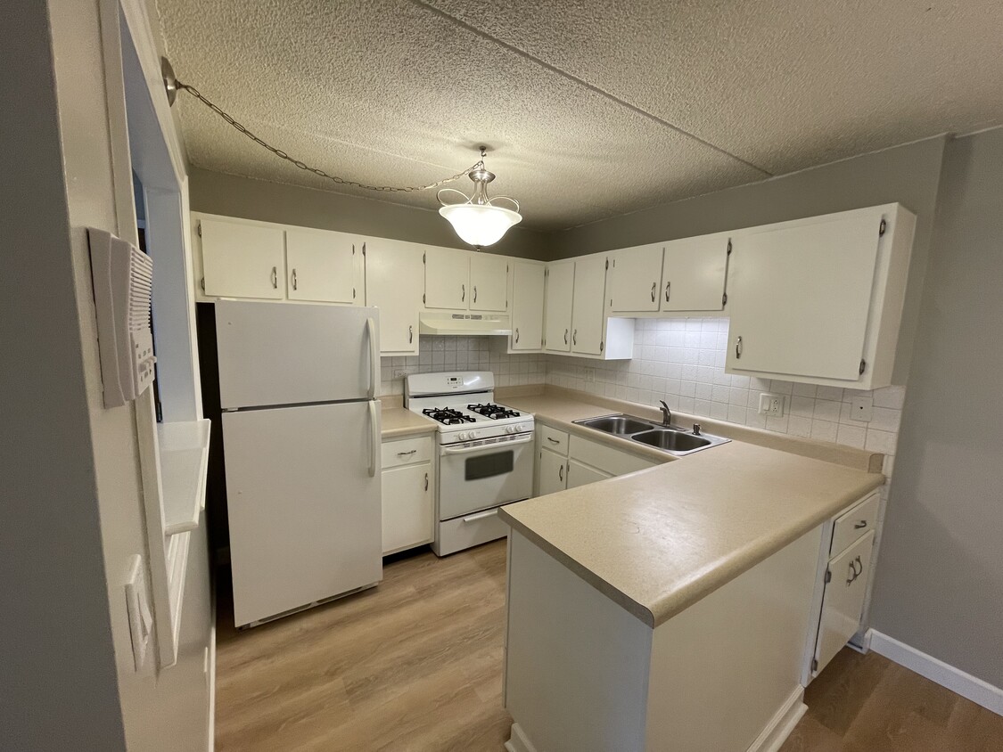 Kitchen - 5S100 Pebblewood Ln