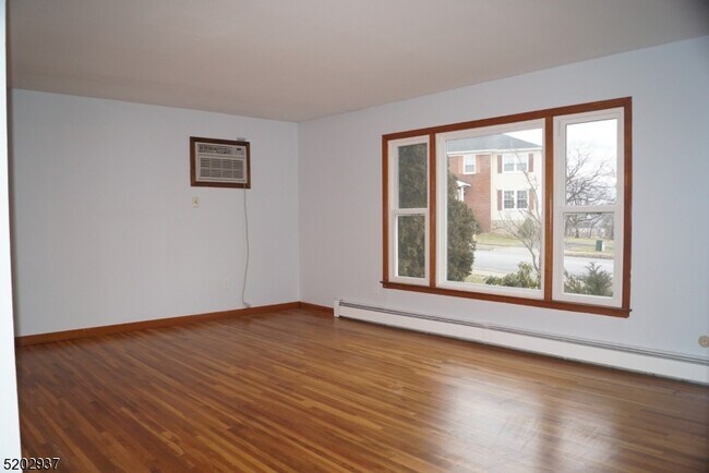 Foto del edificio - 15 Roseland Ave
