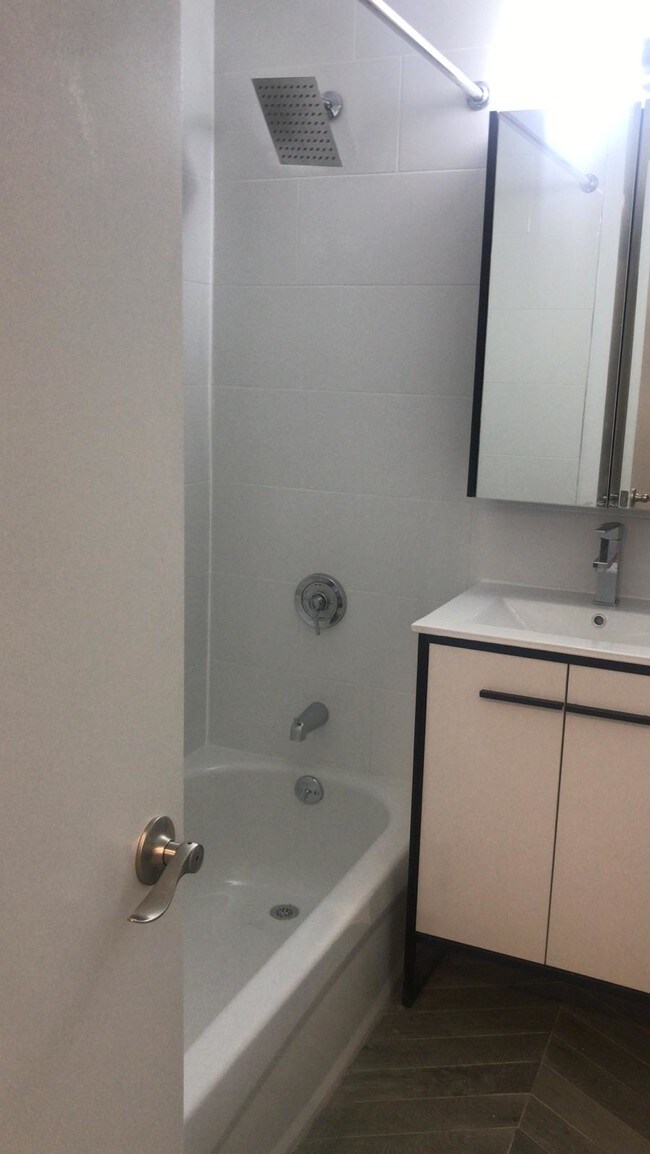 Foto del edificio - 711 Seagirt Ave