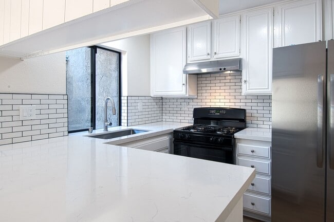 Building Photo - 7 Starburst Ct