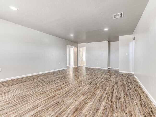Foto del edificio - Charming Home + Balcony + Centrally Located in OKC + 3 bedrooms