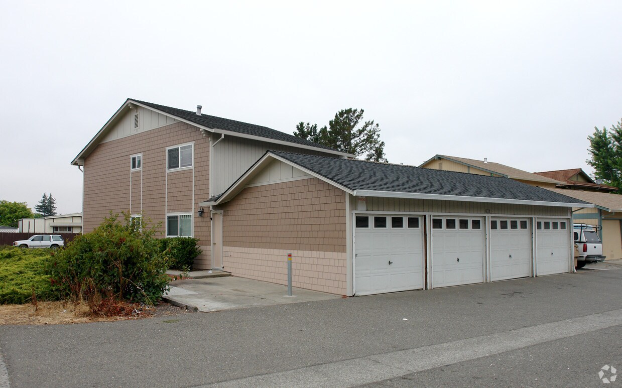Building Photo - 6530 County Club Dr