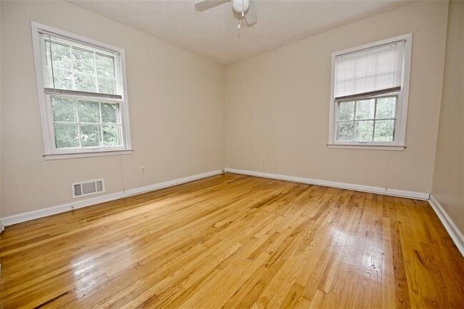 Foto del edificio - 2445 Holly Springs Rd