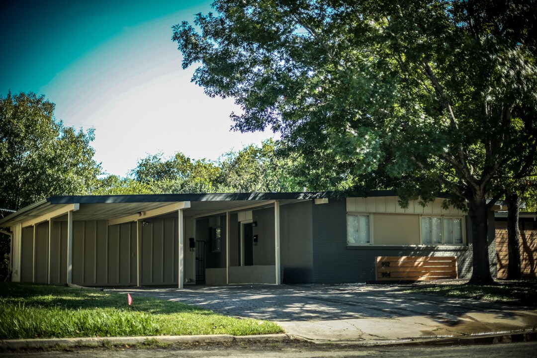 Primary Photo - 904 Chevy Chase Dr