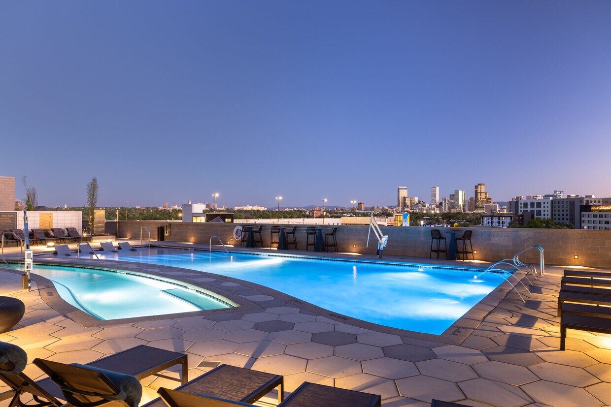 Cubierta de la piscina - NOVEL RiNo by Crescent Communities