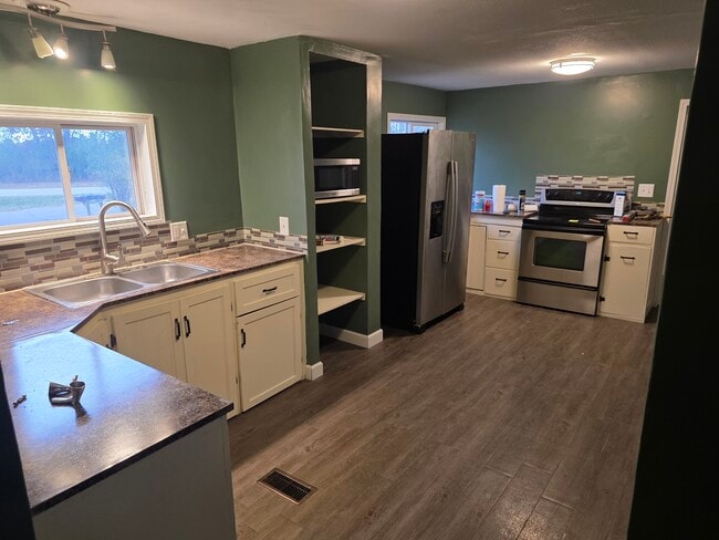 Cocina desde el pasillo - E3338 690th Ave