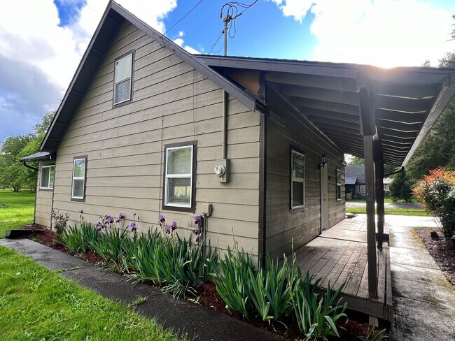 Foto del edificio - 1321 Tamarack St