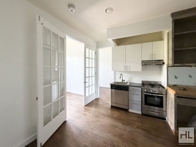 Foto del edificio - EASTERN PARKWAY / Renovated 2-Bedroom in P...