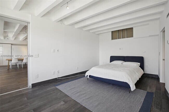 Foto del edificio - 5255 Collins Ave