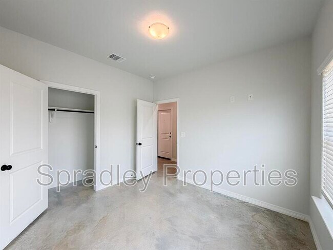 Foto del edificio - 301 Juniper Dr