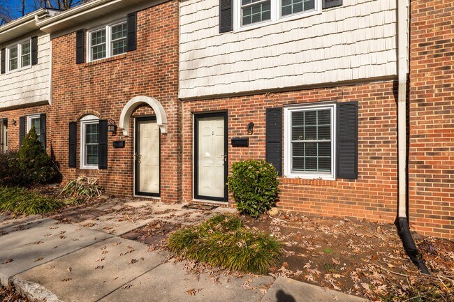 Foto del edificio - Comfortable townhome in High Point NC