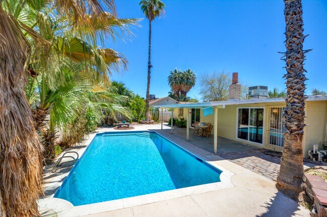 Building Photo - SPARKLING POOL! 4 BEDROOM