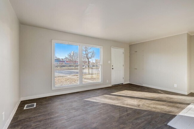 Foto del edificio - 5804 W Silver Spring Dr