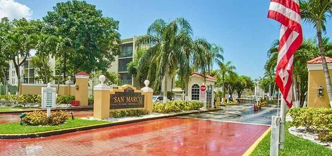 Building Photo - 8870 Fontainebleau Blvd