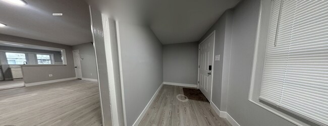 Foto del edificio - Fully Renovated 3-Bedroom House