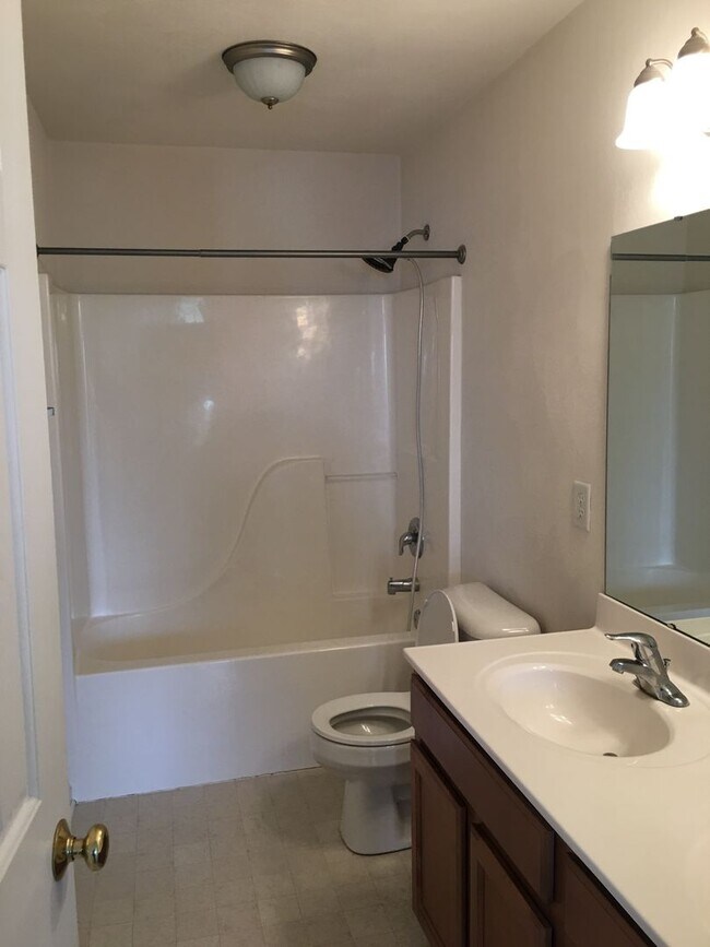 Foto del edificio - * Re-rental lease through 6/30/2027 * 4 Be...