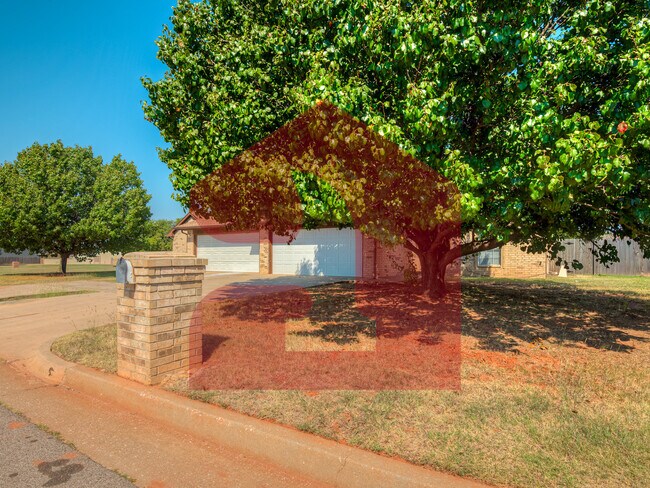 Building Photo - 2707 Silvertree Dr