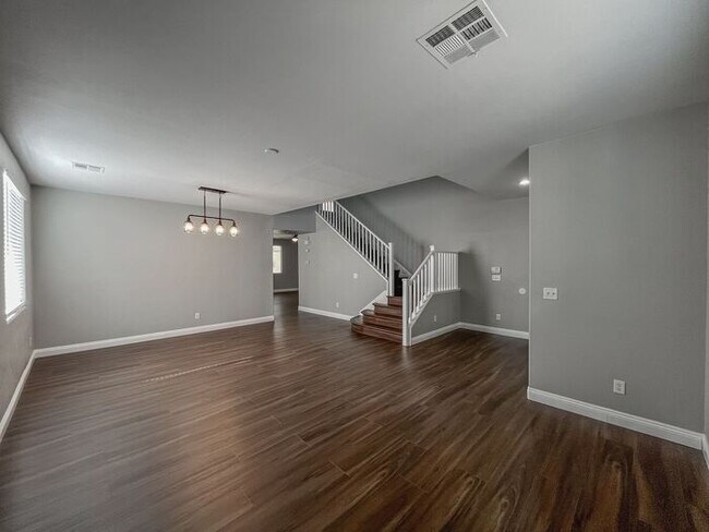 Foto del edificio - Stunning 5-Bedroom Home in Gated Community...