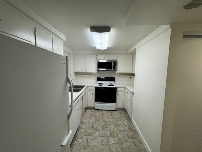 Foto del edificio - Fully Remodeled 4 Bedroom Unit Available Now!