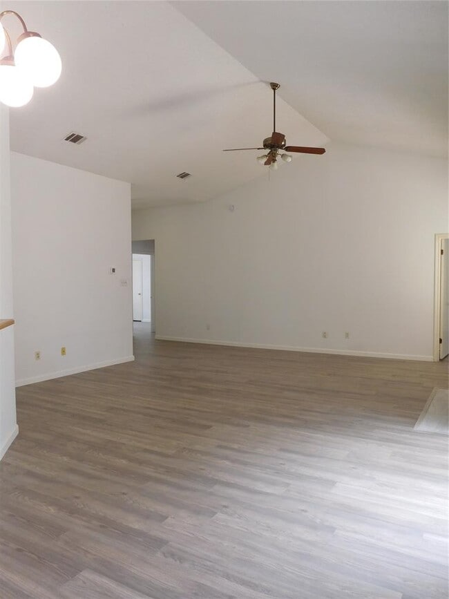 Building Photo - 2202 Quiet Wood Dr