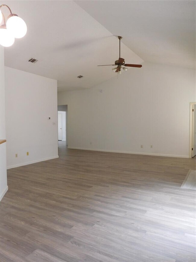 Foto del edificio - 2202 Quiet Wood Dr