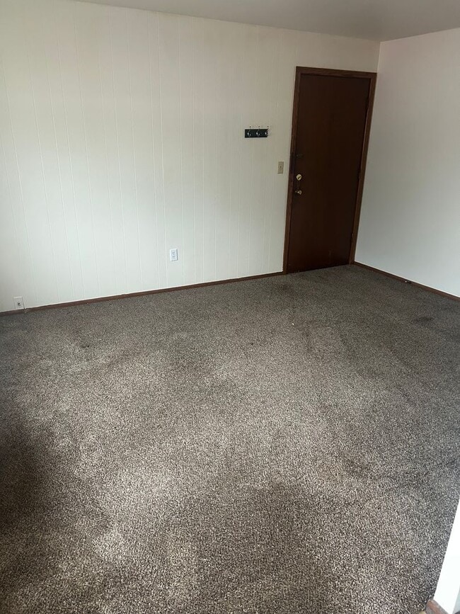 Building Photo - 10621 W Lincoln Ave