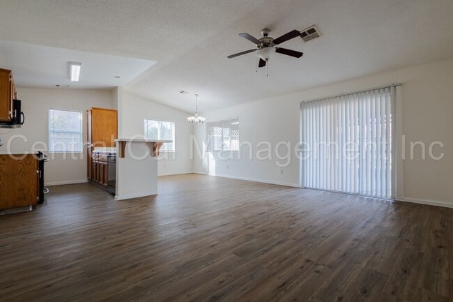 Building Photo - 3 Bedroom, 2 Bath Home - $2100 per month!