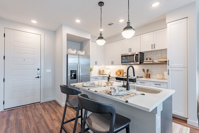 Cocina Gourmet Acogedora - Tisdale at Lakeline Station Apartments