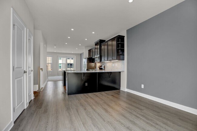 Foto del edificio - Luxury 4-Story Townhome with Rooftop Terrace!
