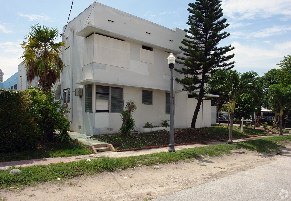 Building Photo - 2425 Flamingo Pl
