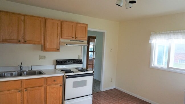 Building Photo - Cute 2 Bedroom Ranch within Walking Distan...