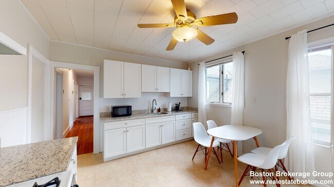Foto del edificio - 32 Roseclair St